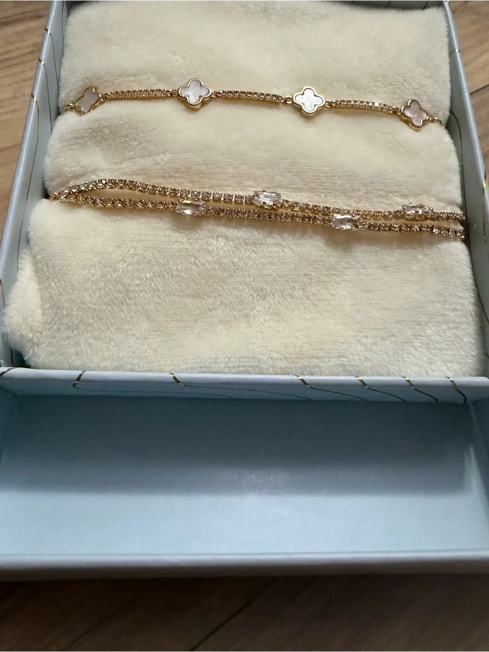 eye candy Gold Tone Mother-of-Pearl Clover & Crystal Chain Bracelet Set